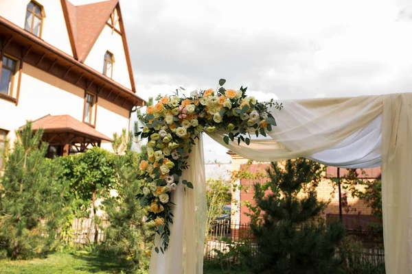 新鮮な白い花と庭の緑美しい結婚式のアーチ部 — ストック写真