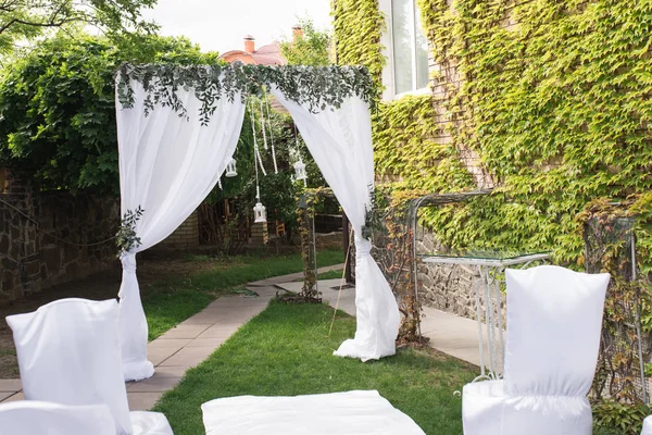 Arco Casamento Decorado Com Material Branco Muita Vegetação Bela Plataforma — Fotografia de Stock