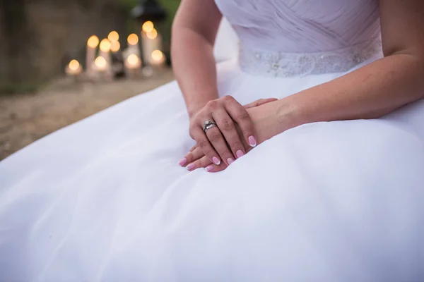 Mañana Novia Con Las Manos Cruzadas Anillo Compromiso Con Diamante —  Fotos de Stock