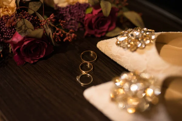 Anillo Boda Dorado Cerca Los Zapatos Beige Con Piedras Brillantes — Foto de Stock