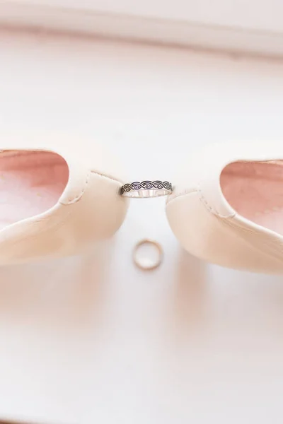 Anillo Plata Boda Con Patrones Negros Entre Los Zapatos Novia — Foto de Stock