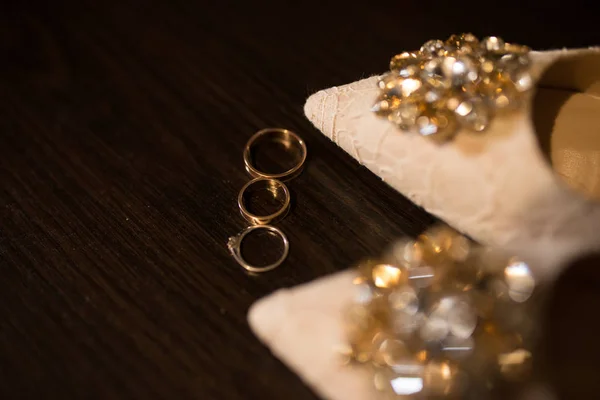 Anillo Boda Dorado Cerca Los Zapatos Beige Con Piedras Brillantes — Foto de Stock