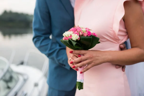 Boda Chica Vestido Rosa Chico Traje Están Sosteniendo Hermoso Ramo — Foto de Stock