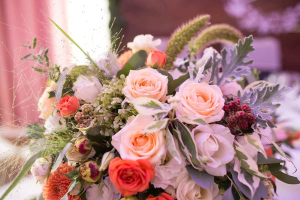 결혼식 연회에 베이지색 장미와 소박한 꽃꽂이를 닫습니다 — 스톡 사진