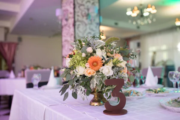 と結婚式場でお客様のテーブルでベージュのバラで素朴なフラワー アレンジ 結婚式の装飾 — ストック写真