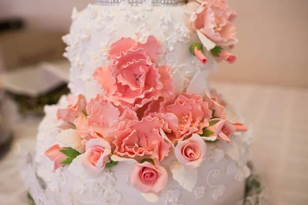 Primer Plano Pastel Boda Con Rosas Rosadas Mazapán Dulces —  Fotos de Stock