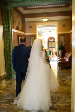 Babam takım elbiseli güzel gelin mihraba yol açar. Düğün töreni