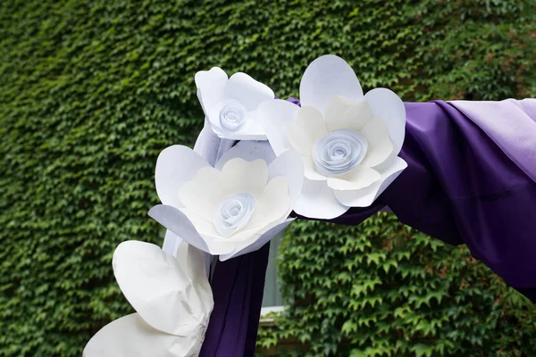 Arco Casamento Roxo Decorado Com Flores Papel Material Lilás Roxo — Fotografia de Stock