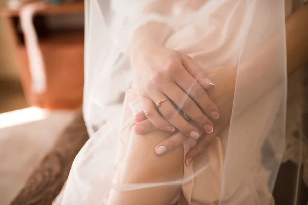 早晨的新娘 她的双手交叉 覆盖面纱 右手无名指上戴着钻石的订婚戒指 准备结婚典礼 — 图库照片