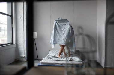 Bir kaç içinde aşk yatağın üstünde mavi bir levha ile kaplı. Yatak odası