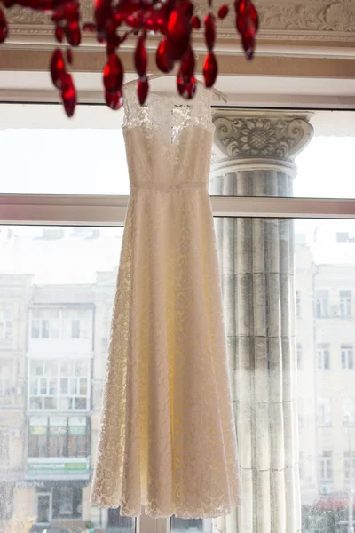 Robe Mariée Sur Cintre Sur Une Fenêtre Belle Robe Mariage — Photo