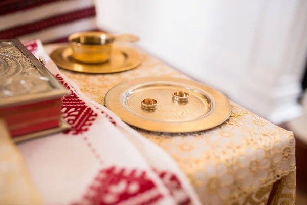 Обручальные Кольца Свадебной Церемонии Церкви Свадебная Церемония Головка — стоковое фото