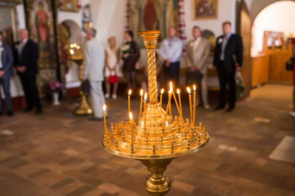 Зажигание Восковых Свечей Подсвечнике Православной Церкви — стоковое фото