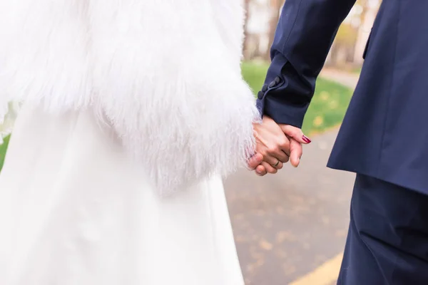 Una Pareja Feliz Coge Mano Día Boda Concepto Unión Apoyo — Foto de Stock