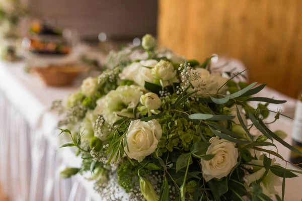 Rustic Flower Arrangement White Flowers Lot Greenery Close Table Set — Stock Photo, Image