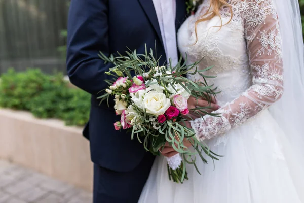 Boda Chica Vestido Blanco Chico Traje Están Sosteniendo Hermoso Ramo — Foto de Stock