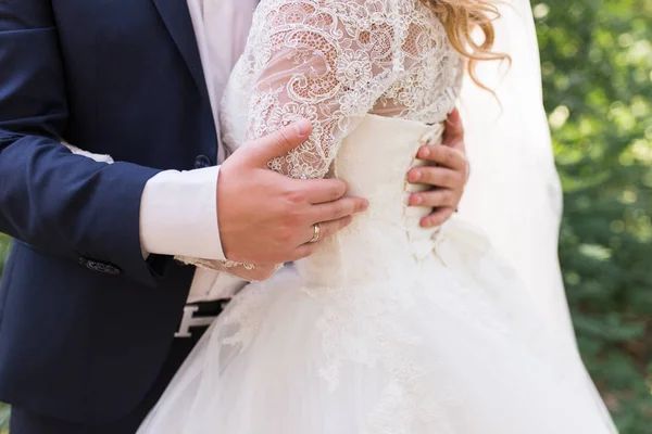 Novia Novio Felices Abrazándose Unos Otros Caminando Naturaleza Día Boda — Foto de Stock