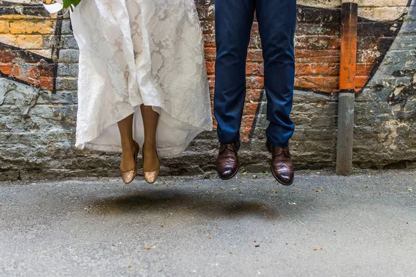 Los Pies Los Recién Casados Salto Novia Zapatos Dorados Sin —  Fotos de Stock