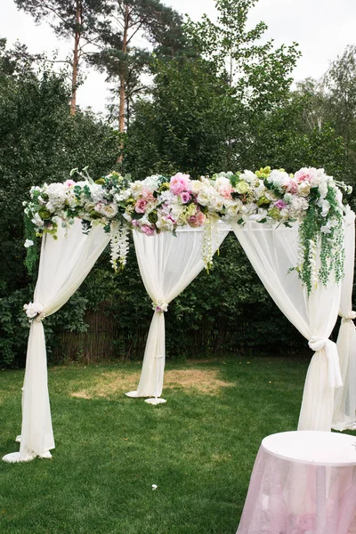 Bela Plataforma Uma Cerimônia Casamento Abaixo Céu Aberto Arco Quadrado — Fotografia de Stock