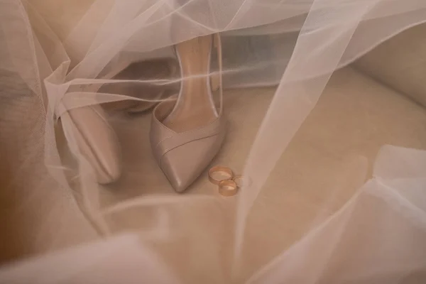 Stilvolle Beige Brautschuhe Und Goldene Ringe Sind Mit Einem Schleier — Stockfoto