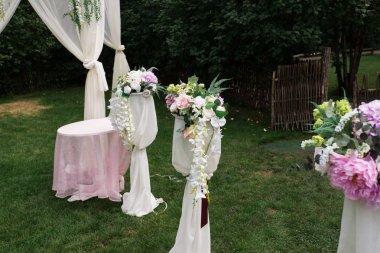 Parkta güzel düğün ayrıntılarını. Arch yakınındaki çiçek ile rafları. Dcor