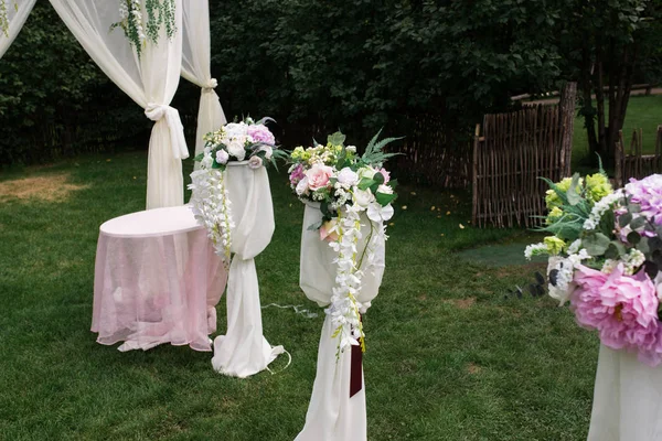 Detalhes Bela Cerimônia Casamento Parque Racks Com Flores Perto Arco — Fotografia de Stock