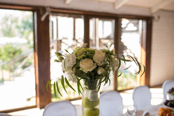 Arranjo Flor Rústico Com Flores Brancas Vegetação Vaso Vidro Com — Fotografia de Stock