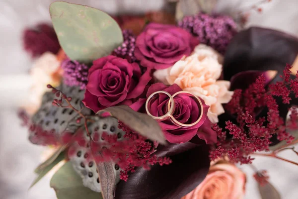 Golden Wedding Rings Lie Bud Pink Rose Wedding Rings Lie Stock Picture