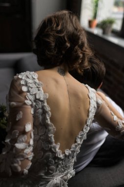 Bir gelinlik gelin arkasında gösterdi. Açık arka nedime elbise