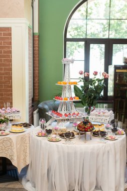 Tepsi bir Eyfel Kulesi şeklinde kek için. Çikolata. Bir sürü düğün şölende tatlılar. 