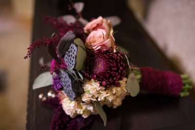 Bordeaux krizantem odak. Narin, pahalı, şık gelin düğün buket çiçek marsala ve kırmızı renk. Düğün aksesuarları. 