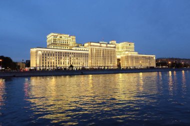 Moskova geceleri. Işıklar Nehri yakınında bir sürü bina.