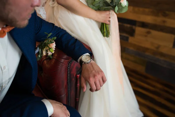 Novio Traje Azul Mirando Reloj —  Fotos de Stock