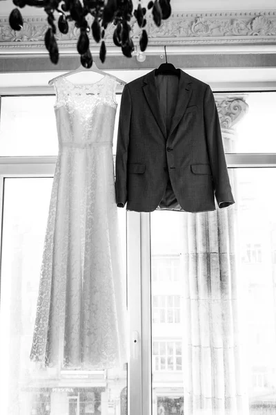 Brautkleid Und Bräutigam Anzug Auf Den Kleiderbügeln Fenster Hochzeitskonzept Schwarz — Stockfoto