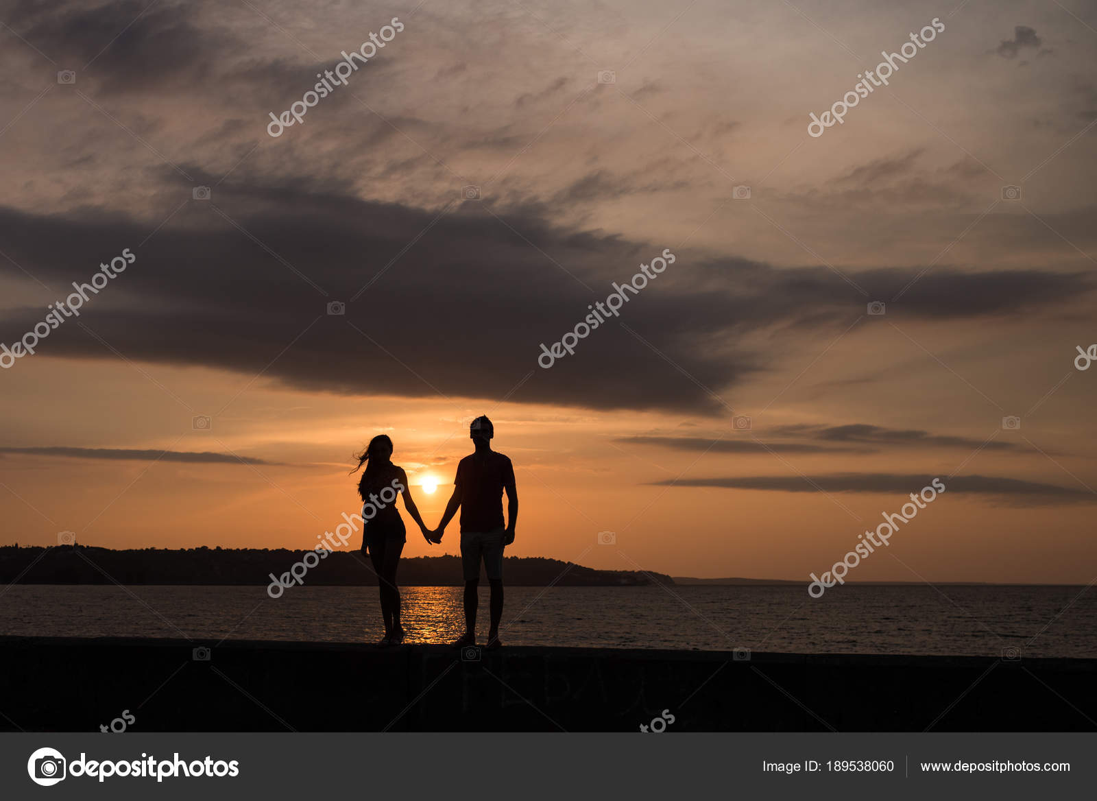 Couple Amoureux Sur Fond Coucher Soleil Magnifique