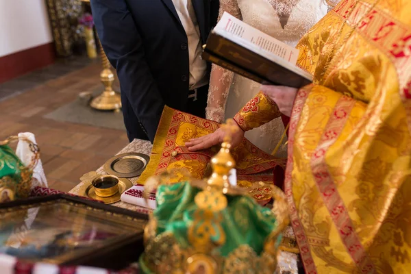 Sacerdote Sosteniendo Las Manos Novia Novio Durante Ceremonia Boda —  Fotos de Stock