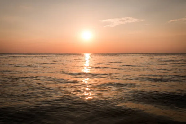 Goldener Sonnenuntergang Mit Blick Auf Das Meer Stockbild