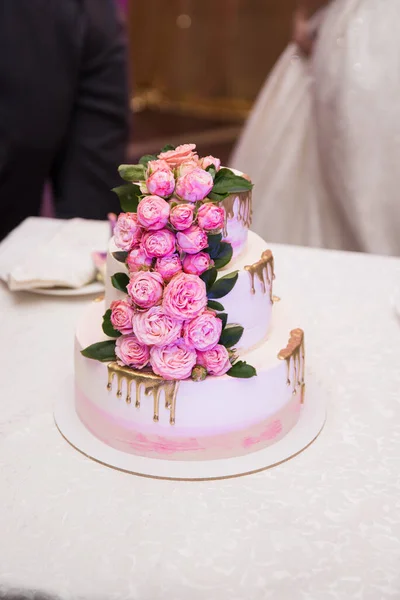 Delicado Bolo Casamento Rosa Branco Três Camadas Decorado Com Rosas — Fotografia de Stock