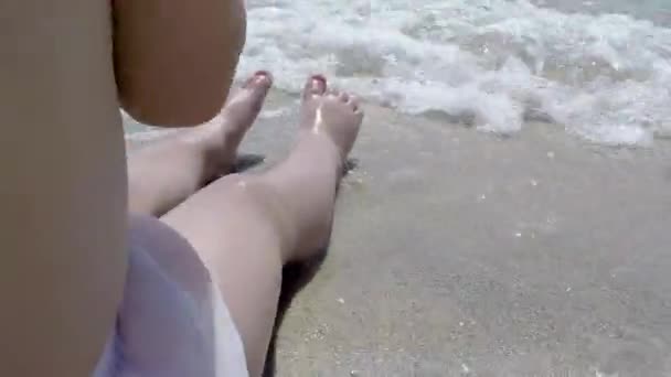 Glückliches Kind, das am Strand spielt. Baby hat Spaß im Freien. Sommerferienkonzept. — Stockvideo