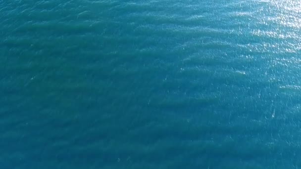 Widok z lotu ptaka powierzchni spokojne morze — Wideo stockowe