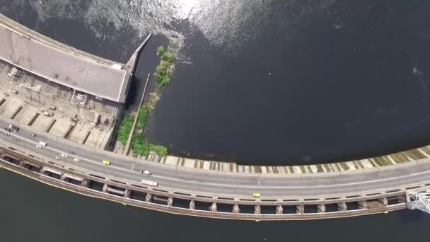 Vue aérienne du barrage sur la grande rivière Dnipro dans la ville de Zaporizhya — Video