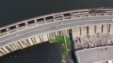 Zaporizhya şehirde büyük Dnipro Nehri'ndeki baraj havadan görünümü