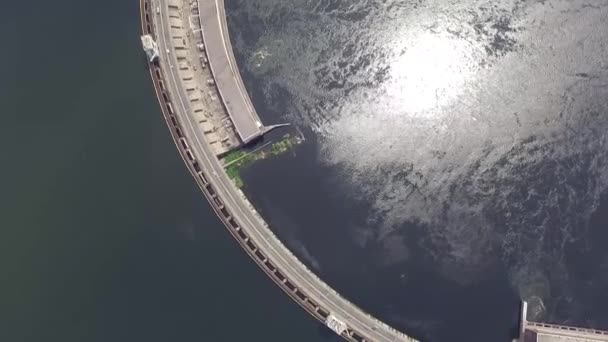 Vista aérea da barragem no grande rio Dnipro na cidade de Zaporizhya — Vídeo de Stock