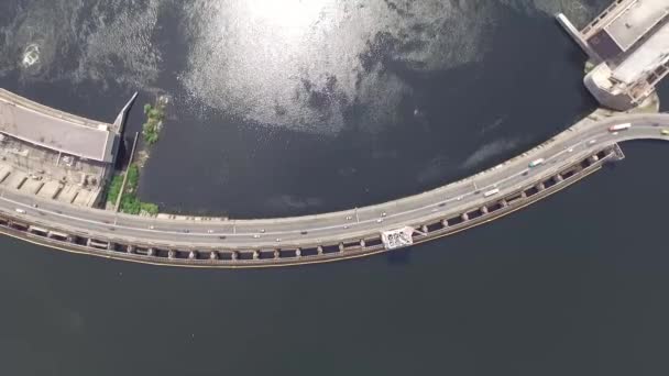 Vista aérea da barragem no grande rio Dnipro na cidade de Zaporizhya — Vídeo de Stock