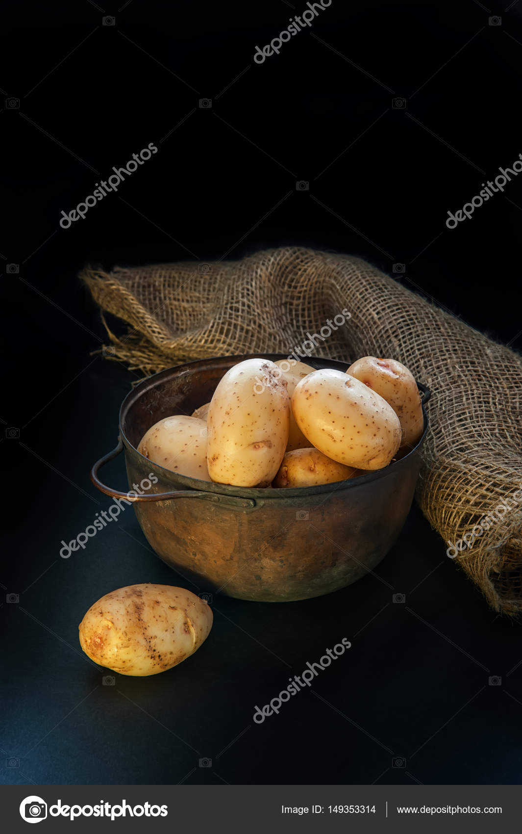 ronde gele aardappelen liggen in de pot en op tafel de verlichting ... ronde gele aardappelen liggen in de pot en op tafel de verlichting ...