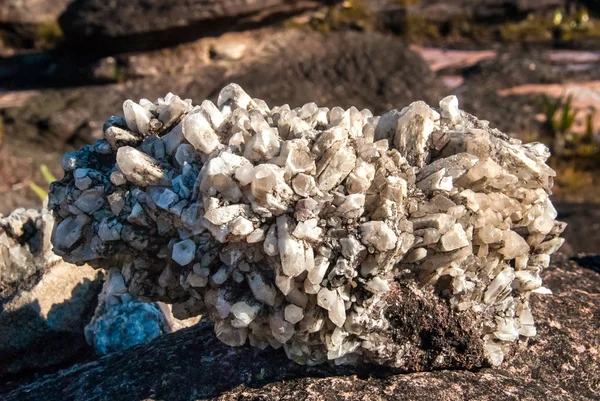 Roraima Tepui Zirvesi üzerinde kristalize mineraller, Gran Sabana