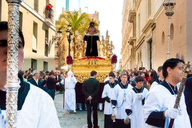 La Semana Santa geçit töreninde İspanya, Andalucia, Cadiz