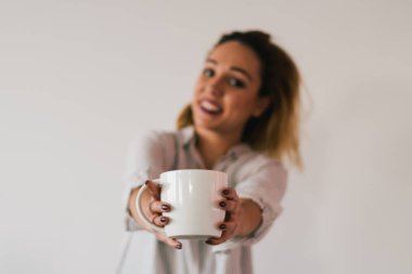 Modern mutfak sabahları kahve içme kadın