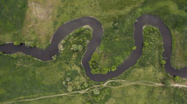 Yukarıdan bir güzel dar ve dolambaçlı nehir manzarası.
