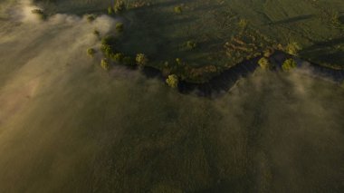 Yukarıdan bir güzel dar ve dolambaçlı nehir manzarası.